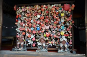Yasaka Kōshin-dō's alter med de 3 aber talrige kukuri zaru amuletter