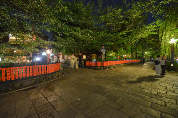 Shirakawadori-gaden i Gion-kvarteret i Kyoto