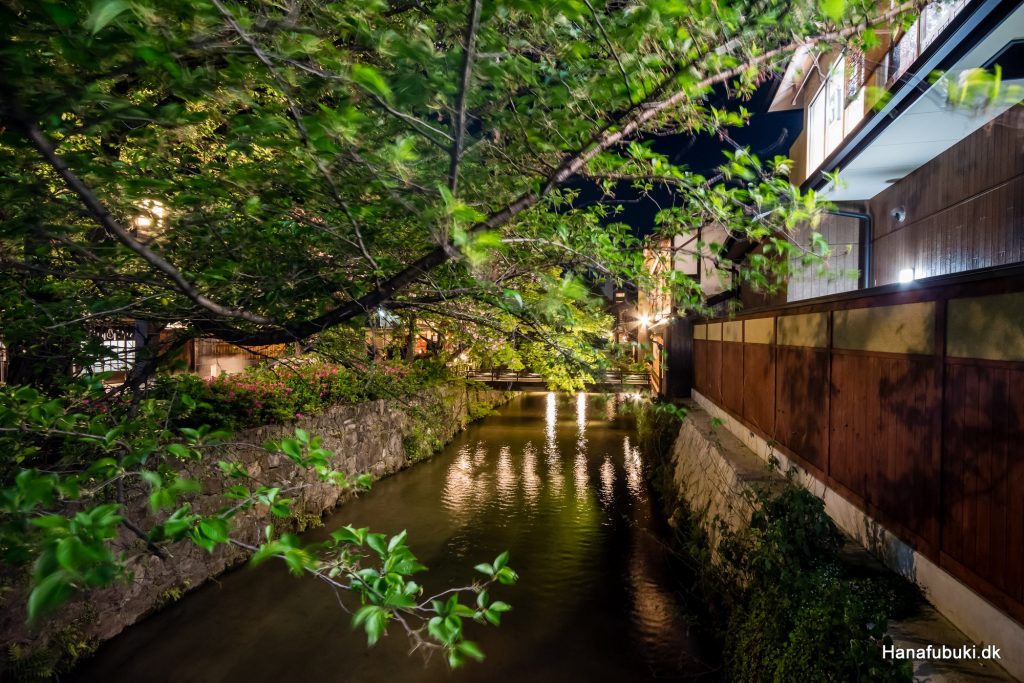 Shirakawadori-gaden i Gion-kvarteret i Kyoto