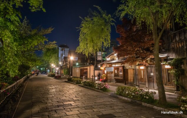 Shirakawadori-gaden i Gion-kvarteret i Kyoto