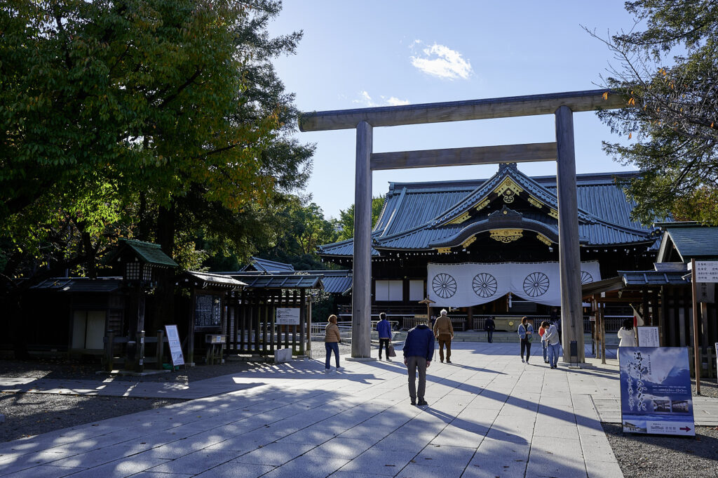 Yasukuni-helligdommen i Tokyo ærer Japans faldne soldater, men skaber kontrovers pga. mindet om krigsforbrydere og diplomatiske spændinger.