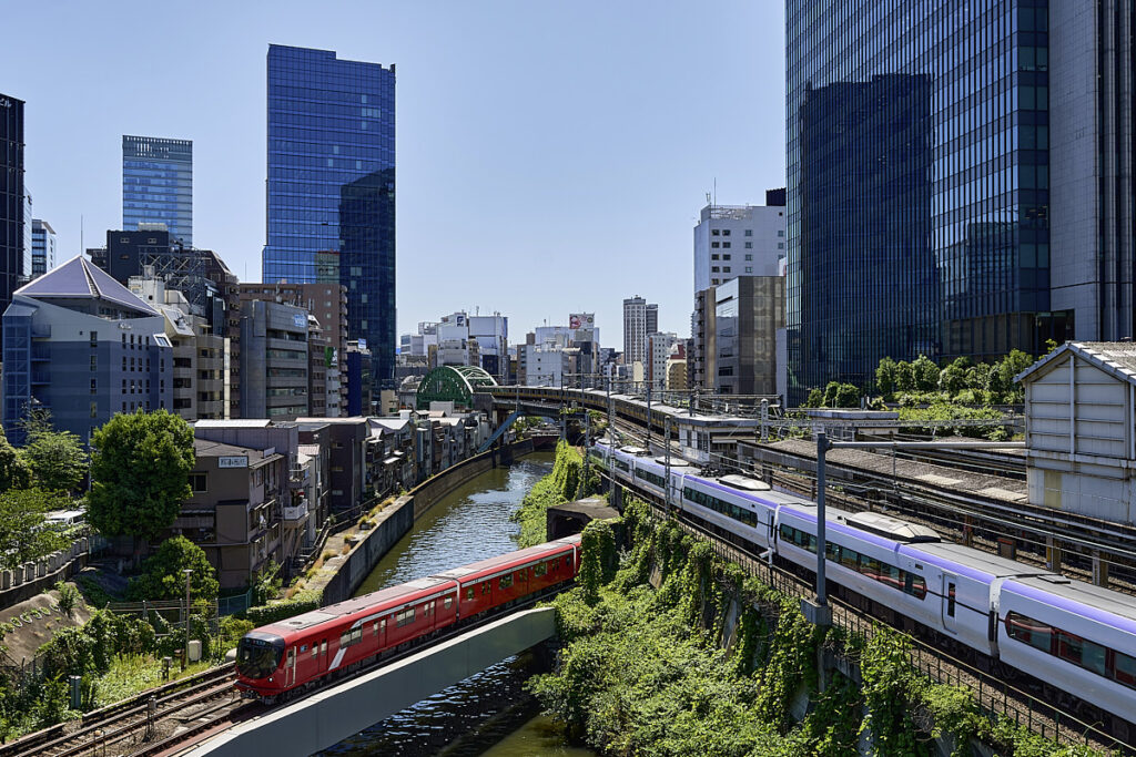 Hijiri bashi-broen - en ikonisk bro i Tokyo for både togentusiaster og filmfans