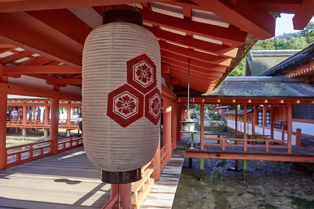 Papirlampe med Itsukushima-helligdommens mon på Miyajima