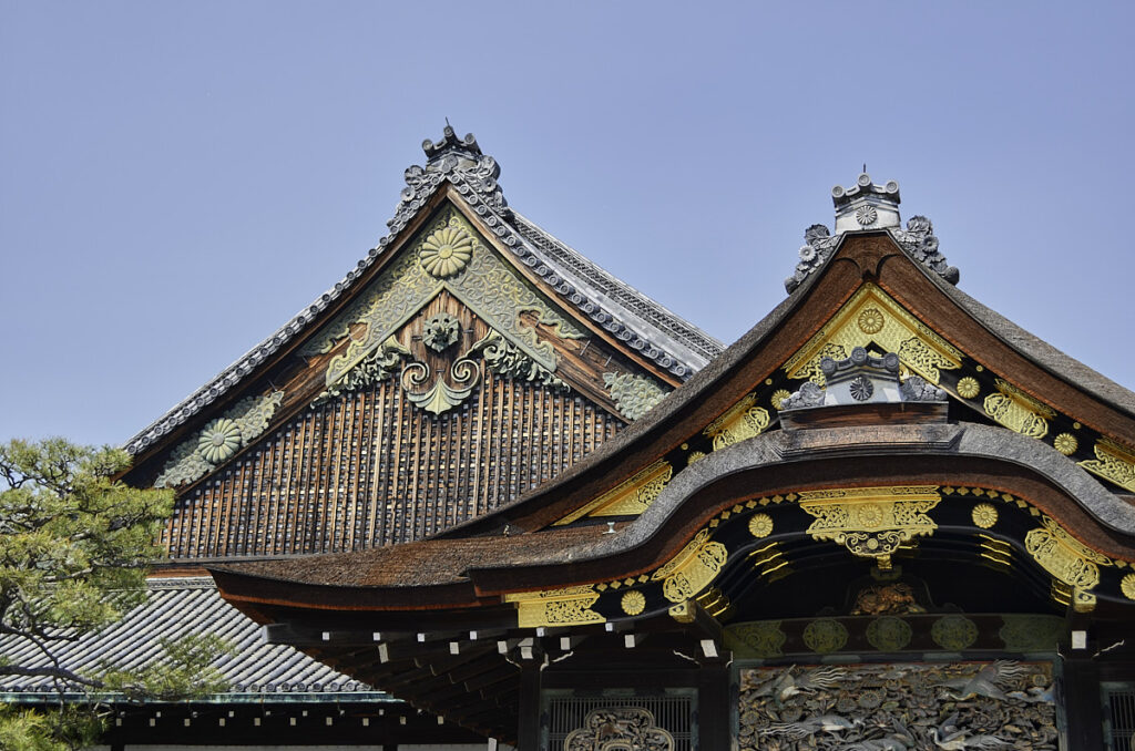 Tagdetalje på Nijo-borgen i Kyoto med kejserlige krysantemum-mon